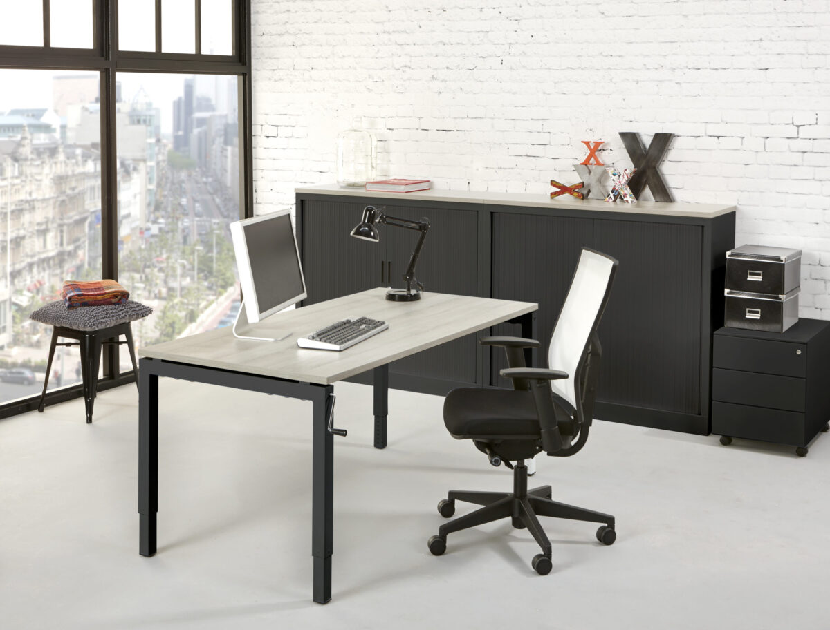 Bladkleur-Licht-Grijs-Onderstel-Zwart-Slingerbureau.jpg Slingerbureau | 180x80cm | NEN-EN527