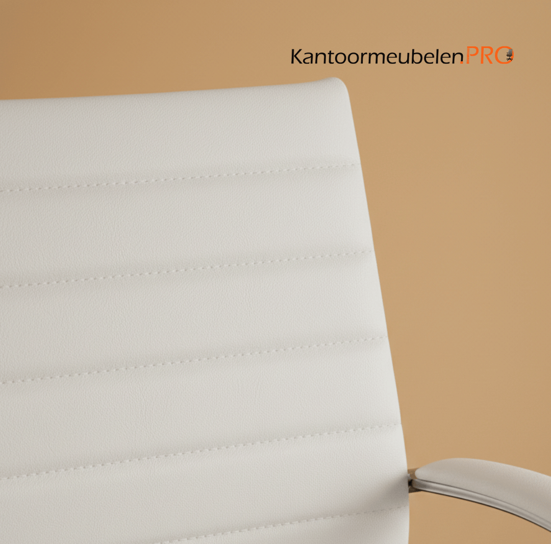 een-zoom-in-van-de-details-van-van-de-rugleuning-van-de-zwarte-mesh-op-deze-stoel.-5.png Design Bureaustoel Wit